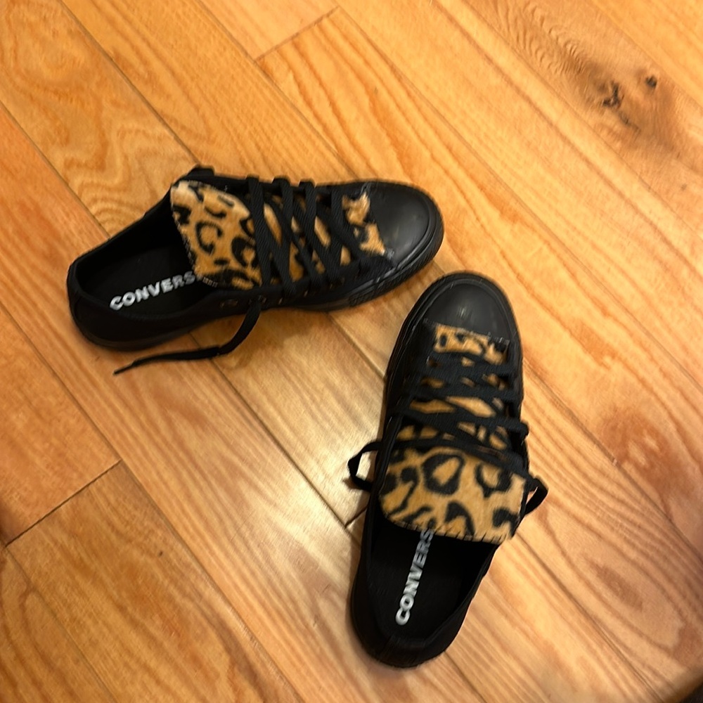 Brand new never worn custom, leopard print CONVERSE men’s size 6 women’s size 8